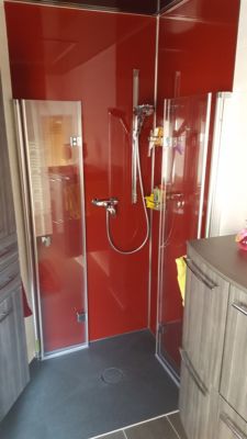 Dusche ohne Silikon in Rot