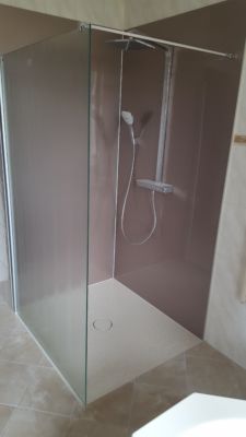 Dusche ohne Silikon in Grau